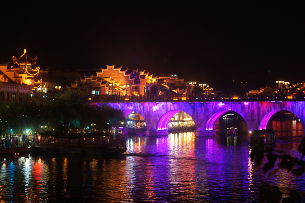 紫色夜景镇远河大桥图片