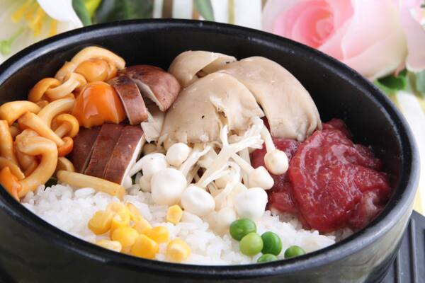 石锅蘑菇牛肉拌饭图片