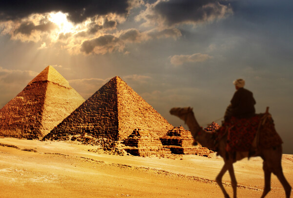 骑骆驼的人物与金字塔图片