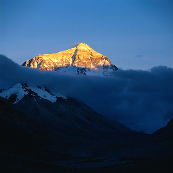 高山烟雾景观图片