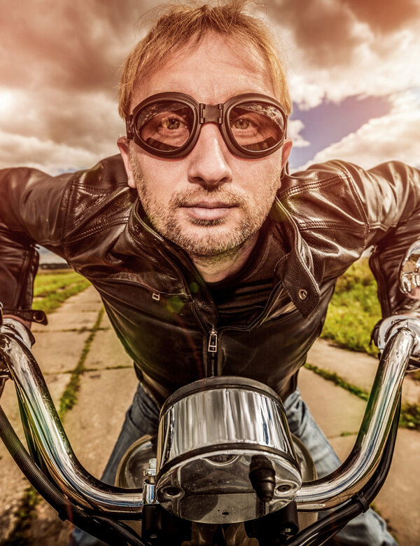 骑摩托的男子图片