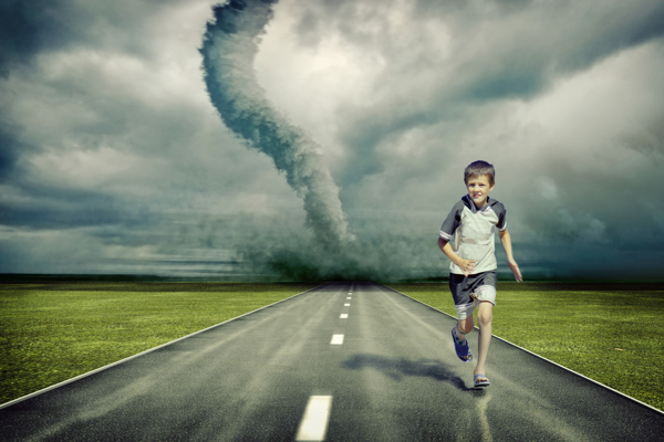 风暴来临公路上奔跑的小男孩图片