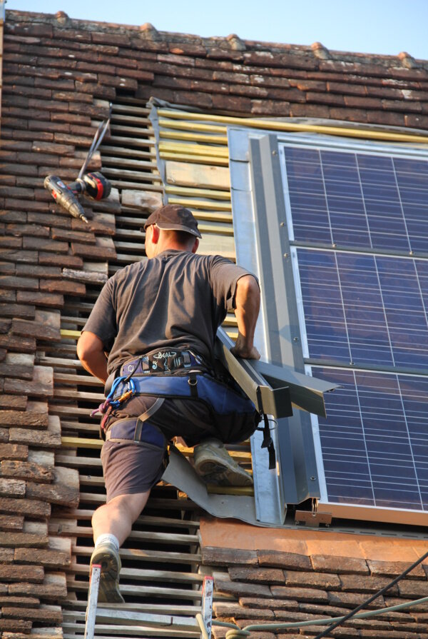 太阳能安装工人