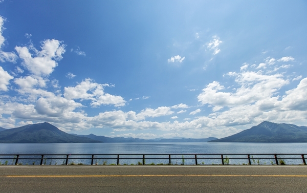 蓝天白云大山湖泊公路图片