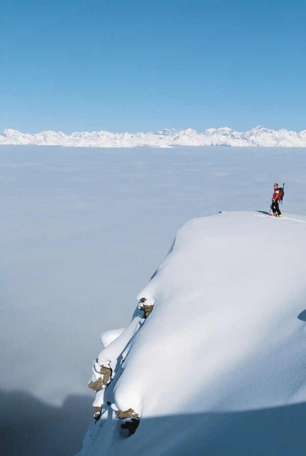 雪山上的登山运动员高清图片
