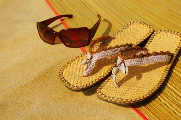 海滩上的太阳眼镜和触发器
