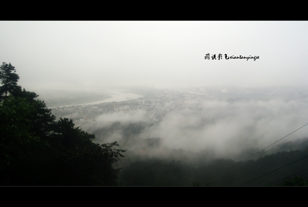 雨雾山景