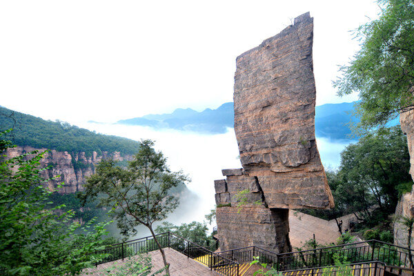 黛眉山景区飞来神石