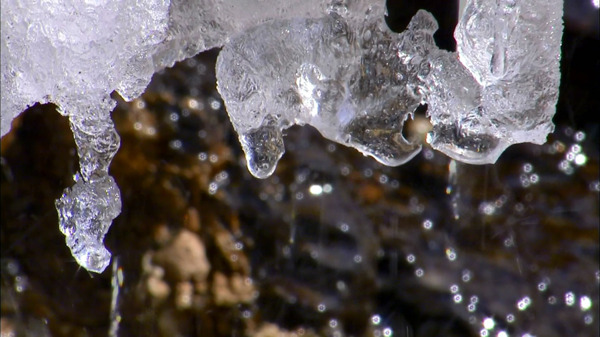 冰融化滴水滴视频素材
