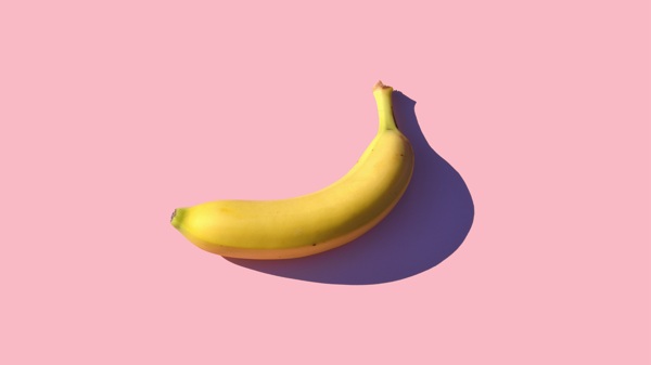 香蕉水果粉色背景极简背景图片