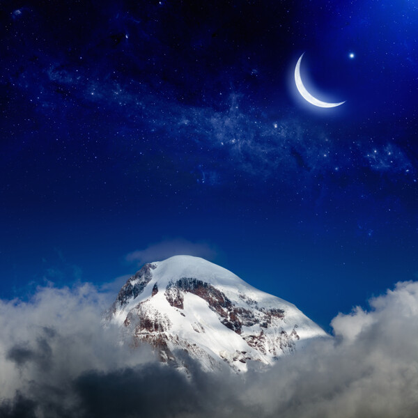 雪山与蓝色夜空景色图片