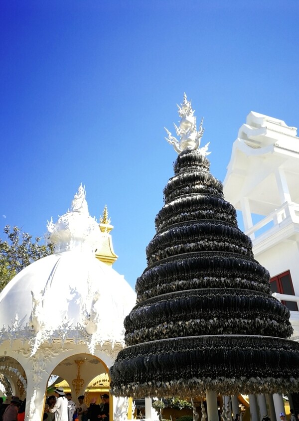 泰国碧蓝天空下白庙