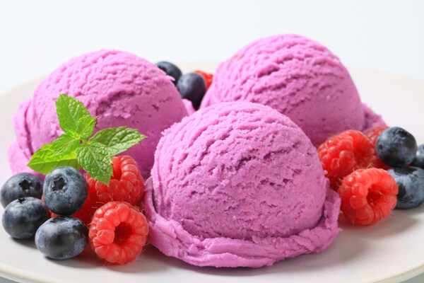蓝色莓冰淇淋图片
