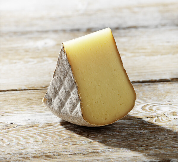 一块切开的奶酪图片