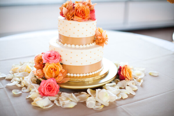 鲜花与婚礼蛋糕图片
