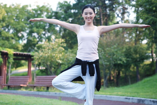 在户外做瑜伽的女孩图片