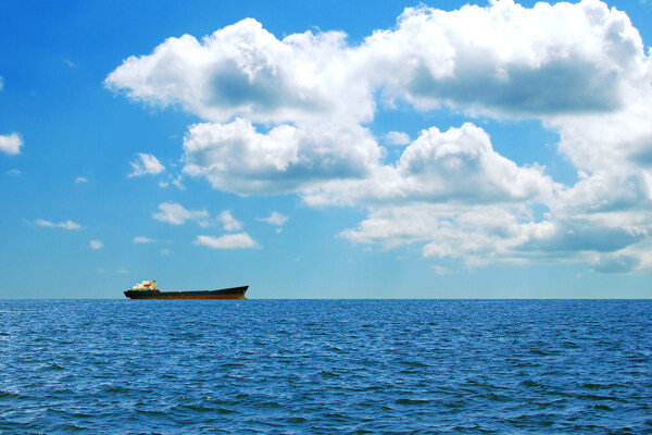 美丽蓝天白云轮船图片
