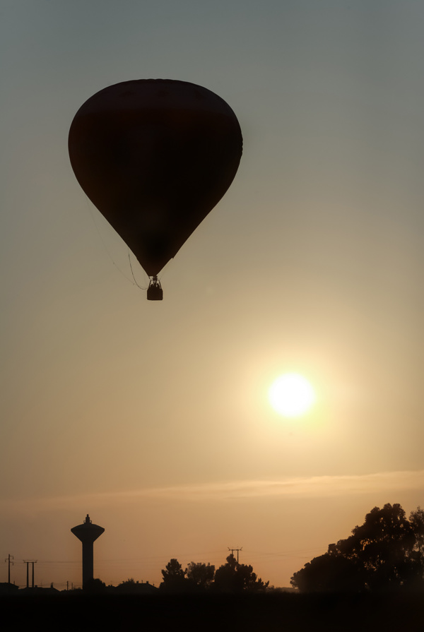 傍晚天空中的热气球
