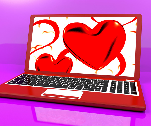 笔记本电脑显示爱和浪漫的红色的心