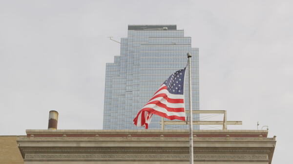 美国国旗吹在达拉斯德克萨斯4K超高清的风视频免费下载