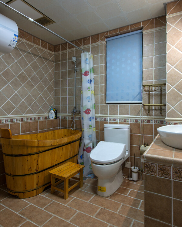 现代简约卫生间木制浴缸室内装修效果图