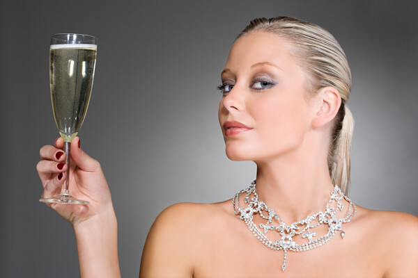 端酒杯带钻石项链的贵妇人图片图片