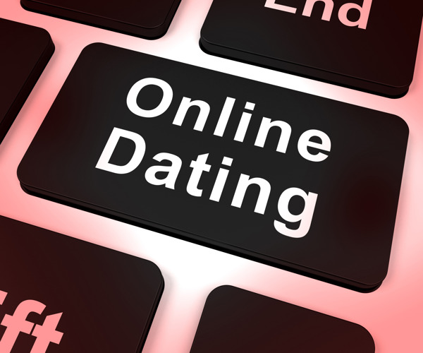 在线约会的电脑钥匙显示浪漫和Web的爱
