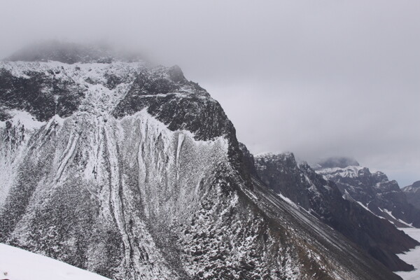 六月乌云下雪山