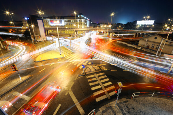 城市道路繁华夜景图片