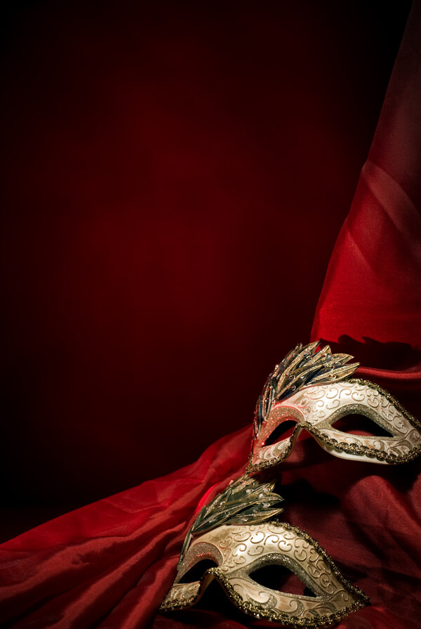 红色丝绸上的面具图片