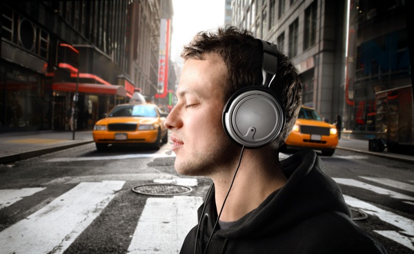 街道上戴耳机的男性图片
