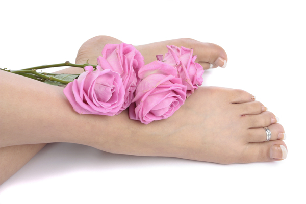 女人腿与粉色玫瑰图片