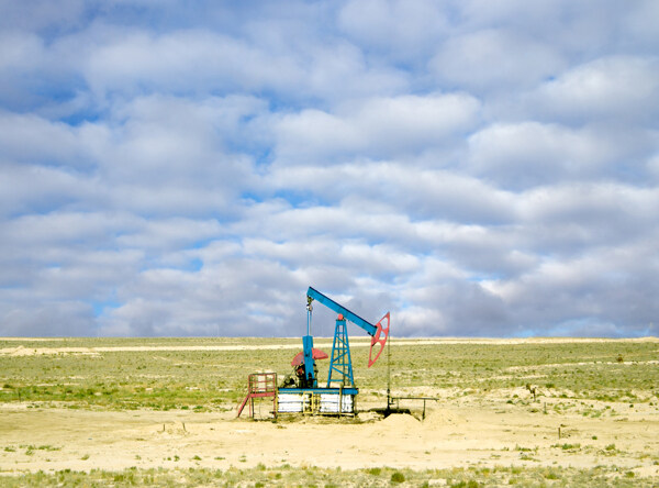 石油基地的抽油机图片