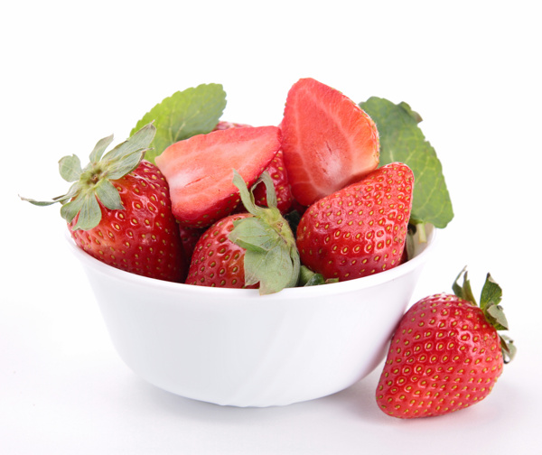碗里的新鲜草莓图片