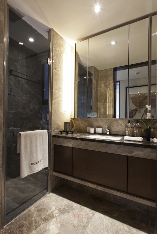 现代时尚浴室深色瓷砖背景墙室内装修效果图
