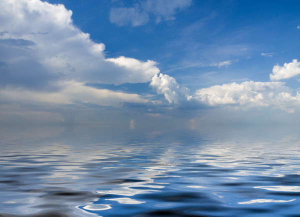 蓝天白云与水面图片