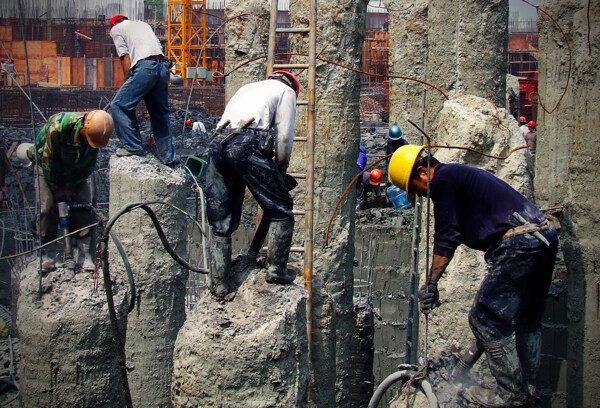 繁忙的建筑工人图片