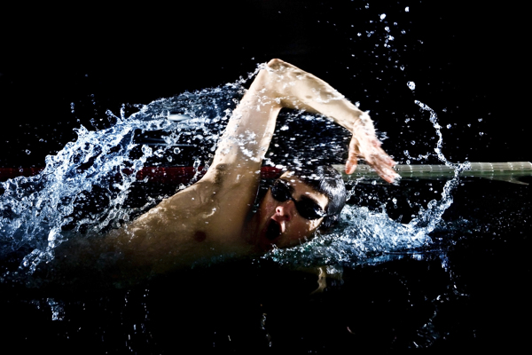游泳比赛运动图片