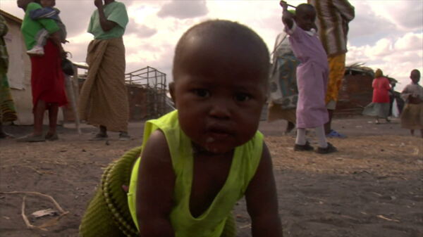 婴儿爬行向肯尼亚股票视频摄像机