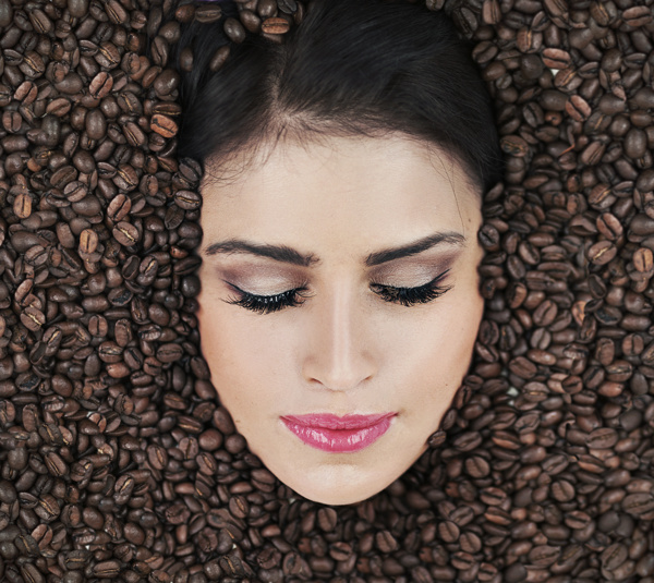咖啡豆与美容模特美女图片