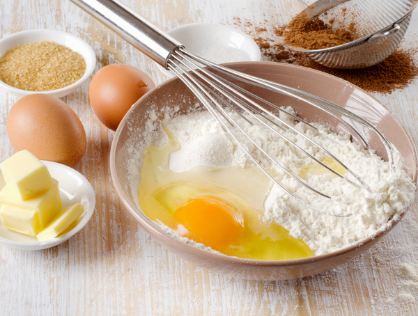 鸡蛋面粉和打蛋器高清摄影