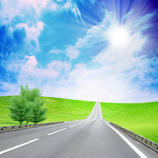 蓝天白云与草原公路风景图片