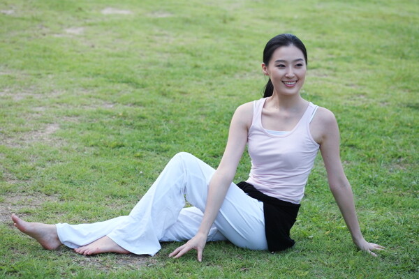 坐在草地上的瑜伽美女图片图片