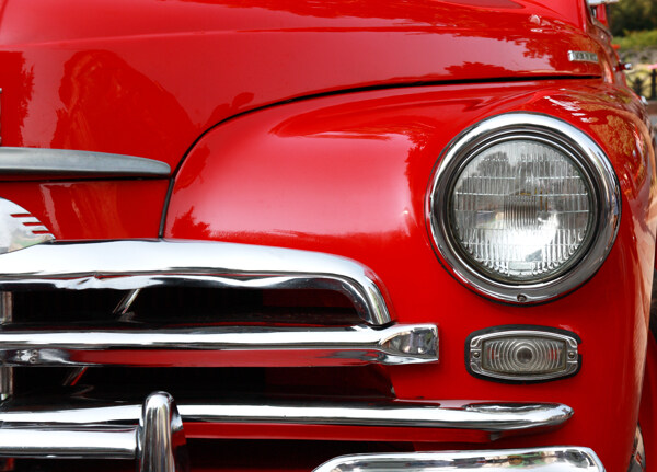 红色复古汽车车头图片