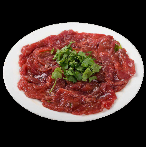 香菜装饰的盘装新鲜生牛肉片