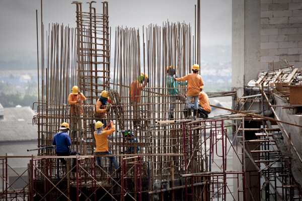 建筑工地正在工作的建筑工人们图片