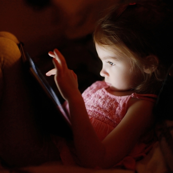 在床上玩电脑的小女孩图片