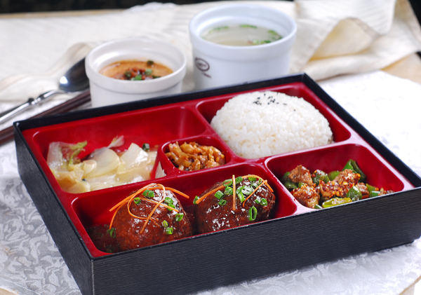 鲜香味美红烧狮子头饭