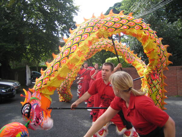 舞龙中国传统文化表演艺术瑰宝节庆外籍练习外国人图片