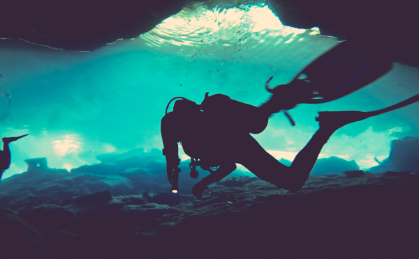 一个人在海底潜水寻找东西